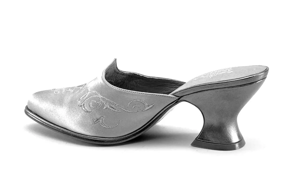 Gilded Charlotte Women's 18th Century Mules (Gold)